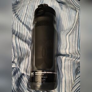 NWT!! Under Armour 32oz Squeeze Bottle